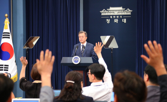 제2차 남북정상회담 관련 질문받는 문 대통령  문재인 대통령이 27일 오전 청와대 춘추관 대브리핑실에서 전날 김정은 북한 국무위원장과 가진 제2차 남북정상회담 결과를 발표한 뒤 취재진의 질문을 받고 있다. 2018.5.27